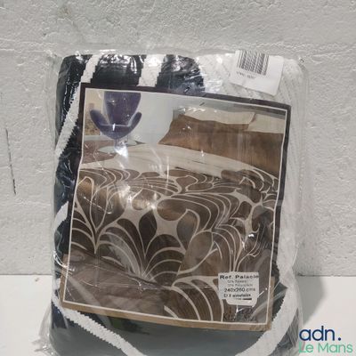 une photo d'un lit dans un sac posé sur une table