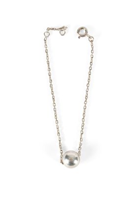 Collier avec une boule en argent massif montée sur une chaîne en argent