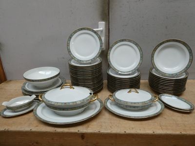 beaucoup d'assiettes et de bols sur la table