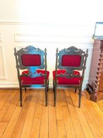 Deux chaises en bois laqué noir, recouvertes de velours roug… (photo 2)