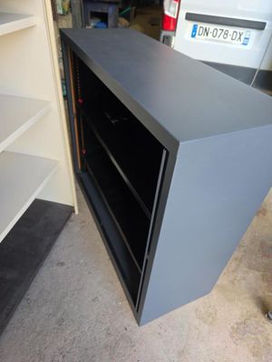 une photo d'un meuble TV dans un garage