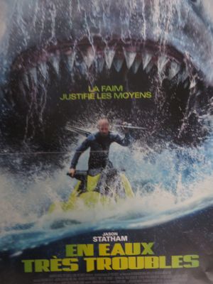 L'affiche du film « Le Grand Requin blanc » montre un homme sur un jet-ski devant