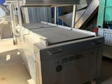 une machine qui se trouve à l'intérieur d'un bâtiment