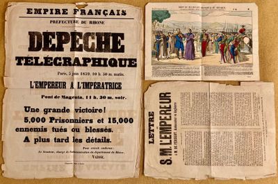 des journaux sont posés sur une table, à côté d'une pile d'autres papiers
