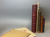 plusieurs livres sont empilés sur une table
