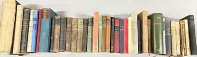 un grand nombre de livres qui se trouvent ensemble sur une étagère