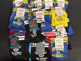 plusieurs paires de chaussettes posées sur une table