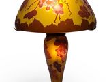 l'image d'une lampe posée sur une table