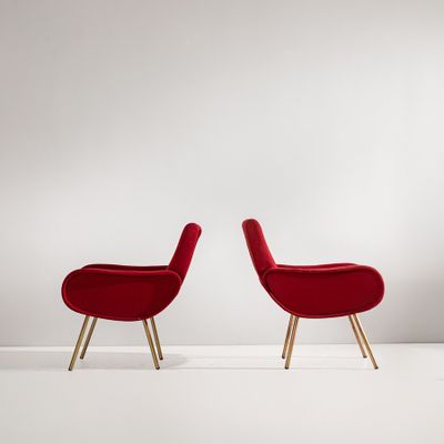 deux chaises rouges dans une pièce blanche aux murs blancs