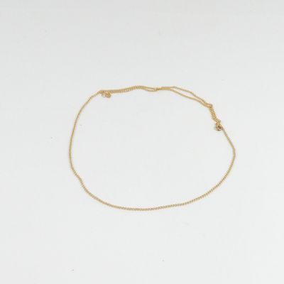 un bracelet en chaîne d'or orné d'un petit cœur
