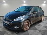 la photo d'une voiture noire garée dans un garage