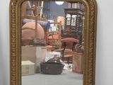 un miroir posé sur le sol devant une chaise