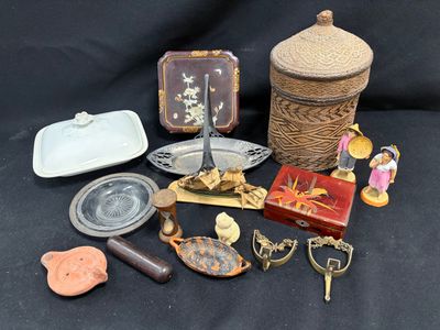 un grand nombre d'objets posés sur une table