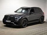 Le SUV Mercedes GLE est garé dans un garage