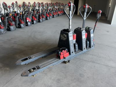 une photo d'un chariot élévateur garé dans un garage