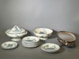 plusieurs pièces de porcelaine bleue et blanche posées sur une table