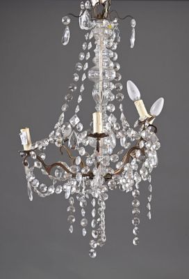une image d'un lustre en cristal suspendu au plafond