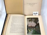 un livre ouvert posé sur une table blanche, à côté d'une plante