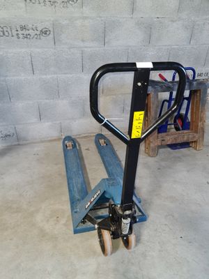 un diable bleu qui se trouve dans un garage