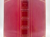 un vieux livre rouge aux bords dorés et à la couverture rouge