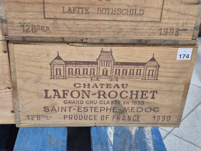 une caisse en bois sur laquelle est collée une étiquette, posée sur un banc