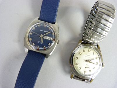 deux montres assises l'une à côté de l'autre sur une table