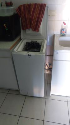 une photo d'une cuisine équipée d'un lave-linge et d'un sèche-linge