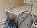 une table placée au milieu d'une pièce