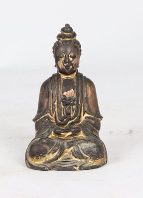 statue d'un Bouddha assis sur fond blanc