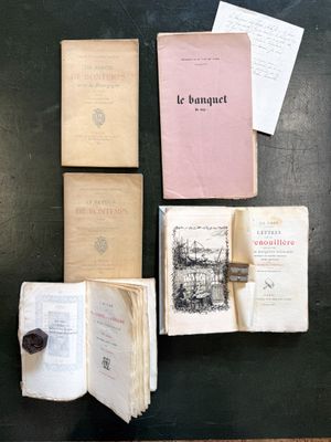 plusieurs vieux livres posés sur une table les uns à côté des autres