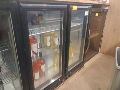 un réfrigérateur contenant des bouteilles d'alcool