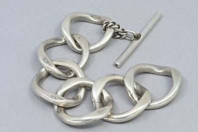 un bracelet en argent muni d'une chaîne