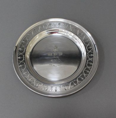 Coupelle en métal argenté ciselé anglais, annoté, chiffré, d…