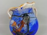 un vase en verre orné d'un motif bleu et orange