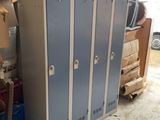 deux casiers qui se trouvent dans un garage, à côté d'une pile de cartons