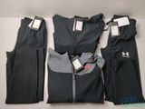 un ensemble de vêtements pour hommes posé sur une table