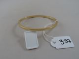 un bracelet en or auquel est attachée une étiquette de prix