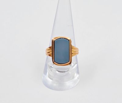 l'image d'une bague en or ornée d'une pierre bleue