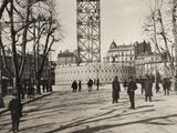 une photo en noir et blanc montrant des gens marchant dans la rue