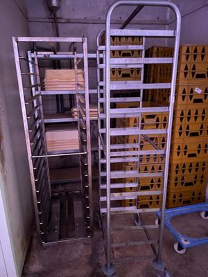 une étagère métallique avec des plateaux posés dessus, dans une pièce