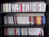 une étagère contenant de nombreux livres dans une pièce