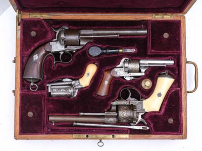 une valise contenant tout un tas d'armes à feu