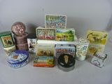 beaucoup de boîtes et de récipients sur la table
