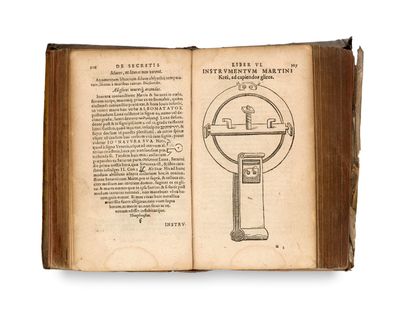 un livre ouvert sur lequel figure le dessin d'un microscope