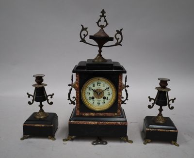 GARNITURE DE CHEMINÉE En placage de marbre noir et marbre br…