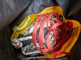 un sac contenant tout un tas d'objets