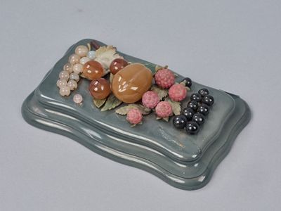 RUSSIE Presse-papier rectangulaire en pierre dure sculptée, …