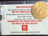 une photo d'une pièce de monnaie qui se trouve dans un sachet en plastique