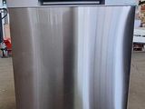 une photo d'un lave-vaisselle qui se trouve dans un entrepôt