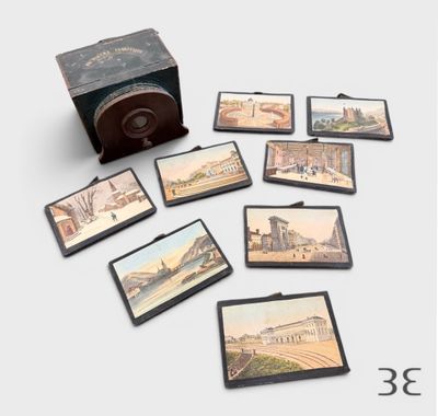 tout un tas de photos posées sur une table